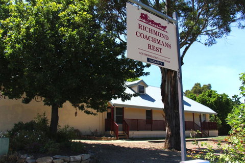 Richmond Coachmans Rest - Lightning Ridge Tourism 10