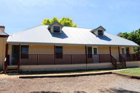 Richmond Coachmans Rest - Lightning Ridge Tourism 1