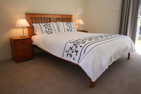 Richmond Coachmans Rest - Lightning Ridge Tourism 7