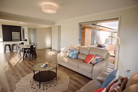 The Holiday Home People - Lightning Ridge Tourism 3