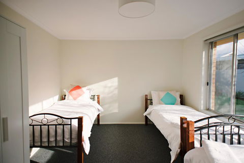 The Holiday Home People - Lightning Ridge Tourism 16