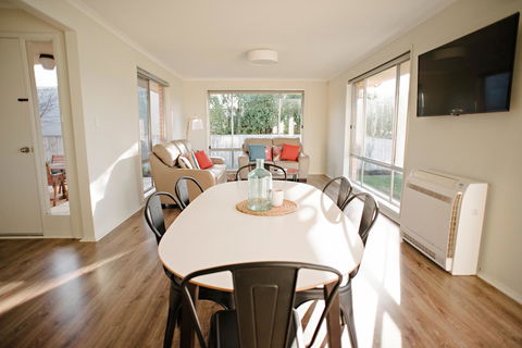 The Holiday Home People - Lightning Ridge Tourism 8