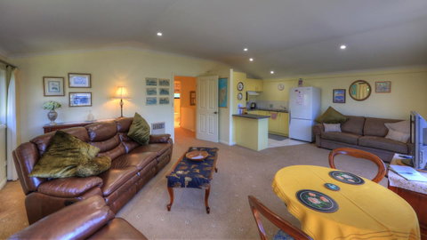 Birchwood On The River - Devonport, Tasmania - Self-Contained And Self-Catering Accommodation - Lightning Ridge Tourism 17
