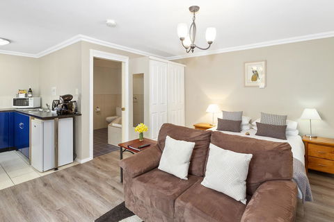 Oyster Cove Chalet - Lightning Ridge Tourism 5