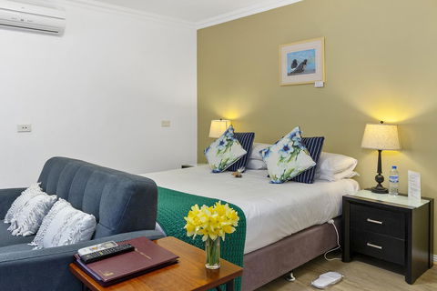 Oyster Cove Chalet - Lightning Ridge Tourism 4