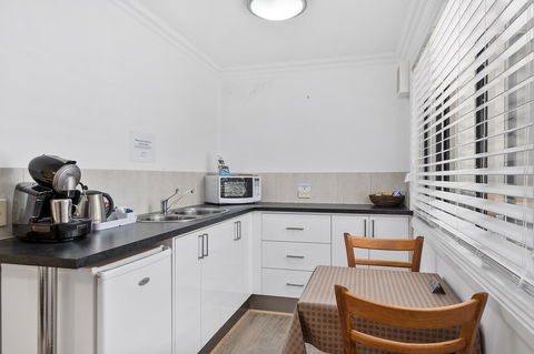 Oyster Cove Chalet - Lightning Ridge Tourism 9