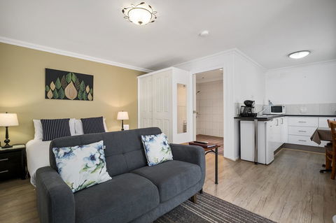 Oyster Cove Chalet - Lightning Ridge Tourism 2