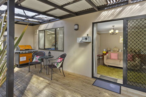 Oyster Cove Chalet - Lightning Ridge Tourism 3