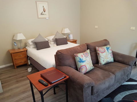 Oyster Cove Chalet - Lightning Ridge Tourism 15