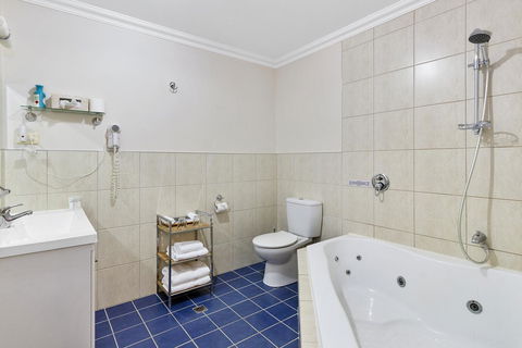 Oyster Cove Chalet - Lightning Ridge Tourism 12
