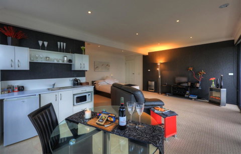 Sheer Pleasure Accommodation - Lightning Ridge Tourism 17