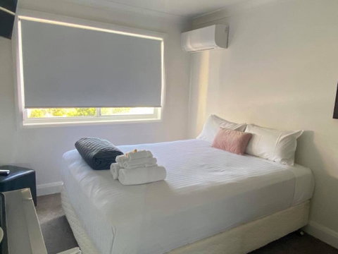 Newcastle Motel - Lightning Ridge Tourism 1