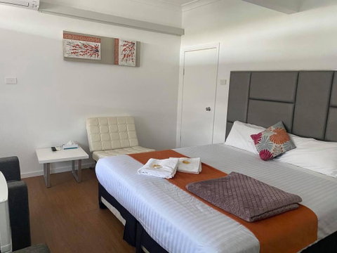 Newcastle Motel - Lightning Ridge Tourism 2