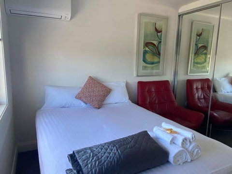 Newcastle Motel - Lightning Ridge Tourism 0