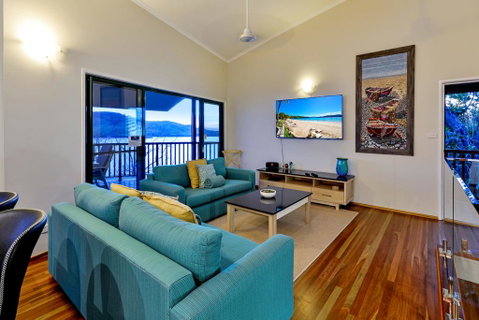 NEWLY BEAUTFULLY RENOVATED 16 The Casuarina - 3 Bedroom House With 180 Degree Ocean Views - Lightning Ridge Tourism 3