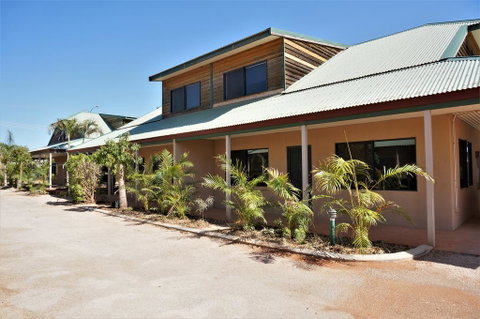 Ningaloo Breeze Villa 7 - 3 Bedroom Fully Self-Contained Holiday Accommodation - Lightning Ridge Tourism 0