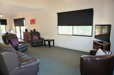 Ningaloo Breeze Villa 7 - 3 Bedroom Fully Self-Contained Holiday Accommodation - Lightning Ridge Tourism 3
