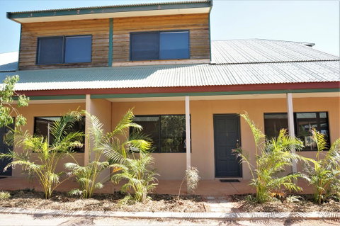 Ningaloo Breeze Villa 7 - 3 Bedroom Fully Self-Contained Holiday Accommodation - Lightning Ridge Tourism 1