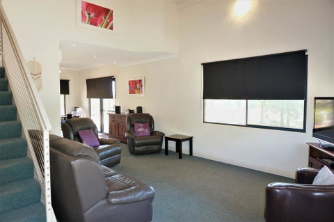 Ningaloo Breeze Villa 7 - 3 Bedroom Fully Self-Contained Holiday Accommodation - Lightning Ridge Tourism 2