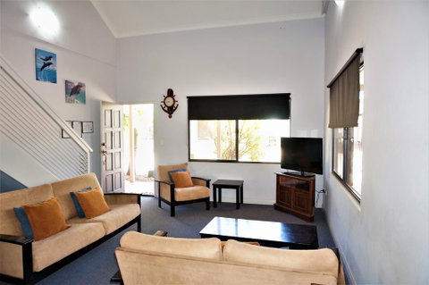 Ningaloo Breeze Villa 8 - 3 Bedroom Fully Self-Contained Holiday Accommodation - Lightning Ridge Tourism 3