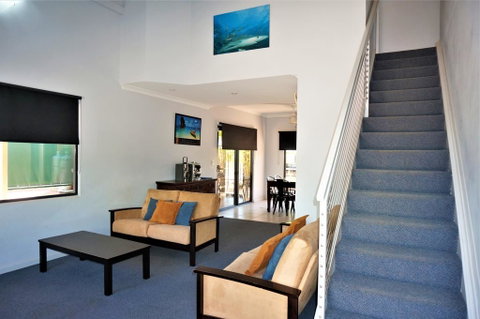 Ningaloo Breeze Villa 8 - 3 Bedroom Fully Self-Contained Holiday Accommodation - Lightning Ridge Tourism 2