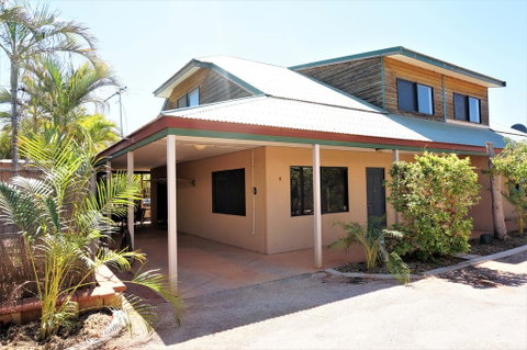Ningaloo Breeze Villa 8 - 3 Bedroom Fully Self-Contained Holiday Accommodation - Lightning Ridge Tourism 0