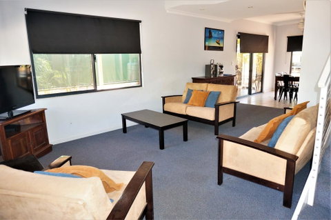 Ningaloo Breeze Villa 8 - 3 Bedroom Fully Self-Contained Holiday Accommodation - Lightning Ridge Tourism 1
