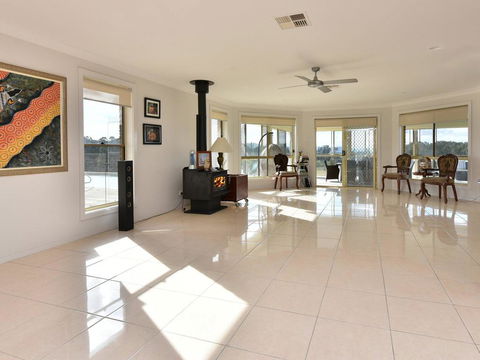 Noble Willow Estate Lovedale. Super Spacious, With Views And Pool - Lightning Ridge Tourism 1