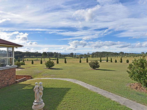 Noble Willow Estate Lovedale. Super Spacious, With Views And Pool - Lightning Ridge Tourism 2