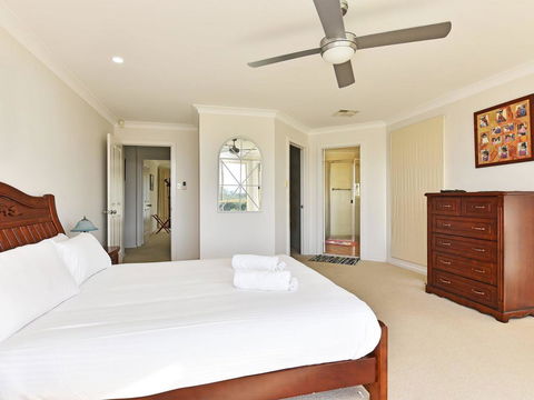 Noble Willow Homestead Lovedale. Super Spacious, With Views And Pool - Lightning Ridge Tourism 1