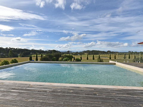 Noble Willow Homestead Lovedale. Super Spacious, With Views And Pool - Lightning Ridge Tourism 0