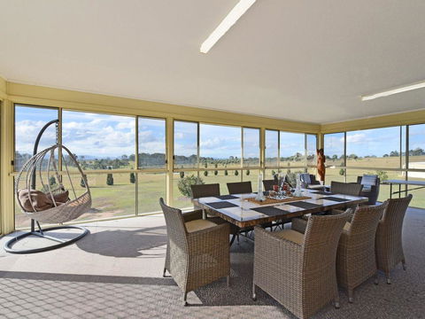 Noble Willow Homestead Lovedale. Super Spacious, With Views And Pool - Lightning Ridge Tourism 2