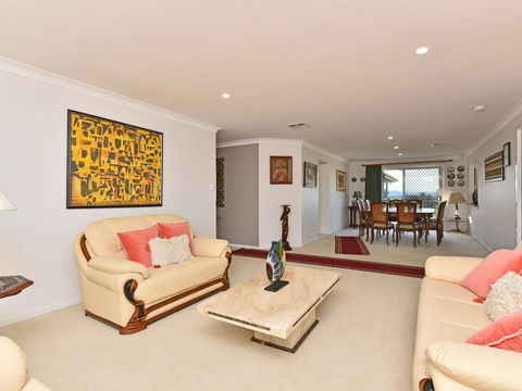 Noble Willow Homestead Lovedale. Super Spacious, With Views And Pool - Lightning Ridge Tourism 3