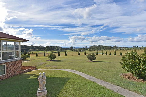 Noble Willow Studio Lovedale. Spacious, With Views And Pool - Lightning Ridge Tourism 2