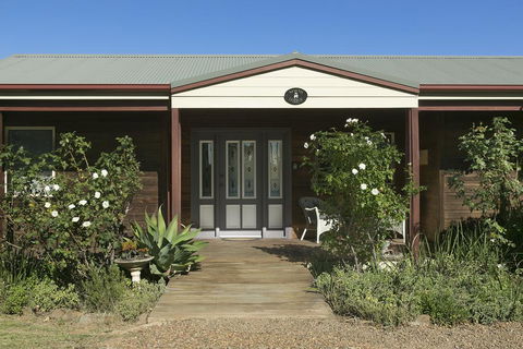 North Lodge Highland Cottage - Lightning Ridge Tourism 2