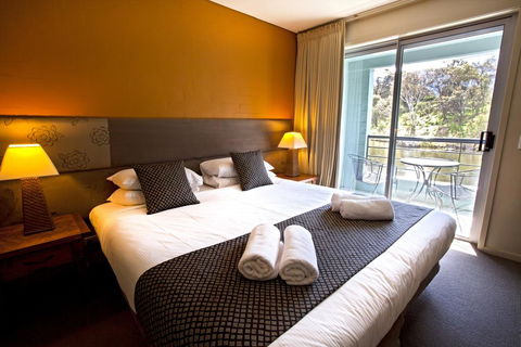 Novotel Lake Crackenback Resort - Lightning Ridge Tourism 1