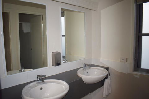 NRMA Sydney Lakeside Holiday Park - Lightning Ridge Tourism 3
