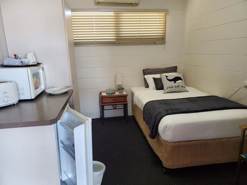 O'Sheas Windsor Hotel - Lightning Ridge Tourism 1