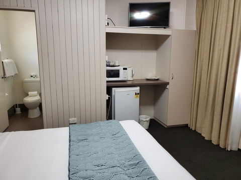 O'Sheas Windsor Hotel - Lightning Ridge Tourism 2