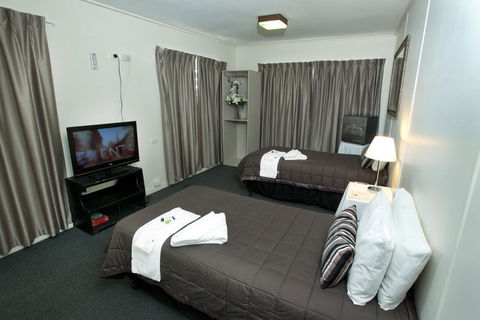 O'Sheas Windsor Hotel - Lightning Ridge Tourism 0