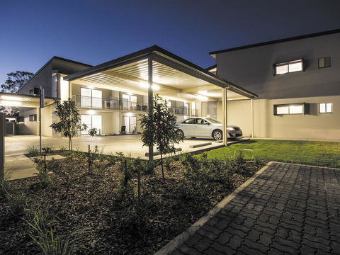 Oaks Middlemount Suites - Lightning Ridge Tourism 1