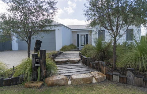 OCEAN & EARTH - Lightning Ridge Tourism 0