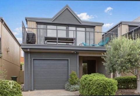 Ocean Grove House With Fantastic Ocean Views - Lightning Ridge Tourism 1