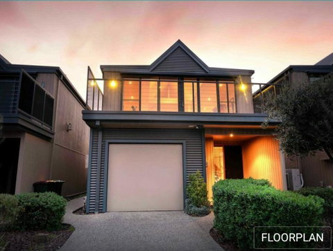 Ocean Grove House With Fantastic Ocean Views - Lightning Ridge Tourism 0