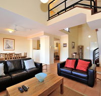 Ocean Sunsets - 2 bedroom converted warehouse apartment - Lightning Ridge Tourism