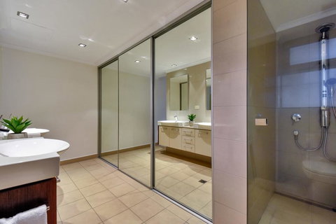 Oceana Darwin Central Oceanfront 3 Bedroom 2 Lounge Room Pool Gym Tennis Court Sleeps 9 - Lightning Ridge Tourism 3