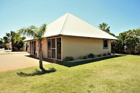 Osprey Holiday Village Unit 114 - Gorgeous 3 Bedroom Holiday Villa With A Pool In The Complex - Lightning Ridge Tourism 1
