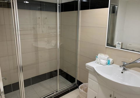 Outrigger Burleigh - Lightning Ridge Tourism 3