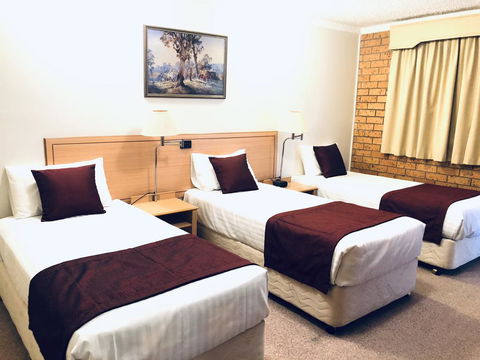 OVERLANDER MOTOR LODGE - Lightning Ridge Tourism 2
