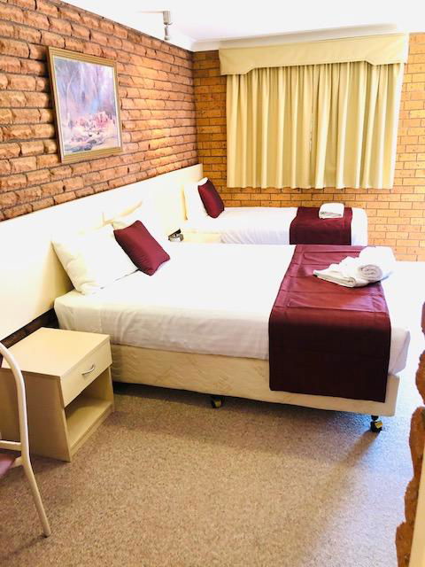 OVERLANDER MOTOR LODGE - Lightning Ridge Tourism 3